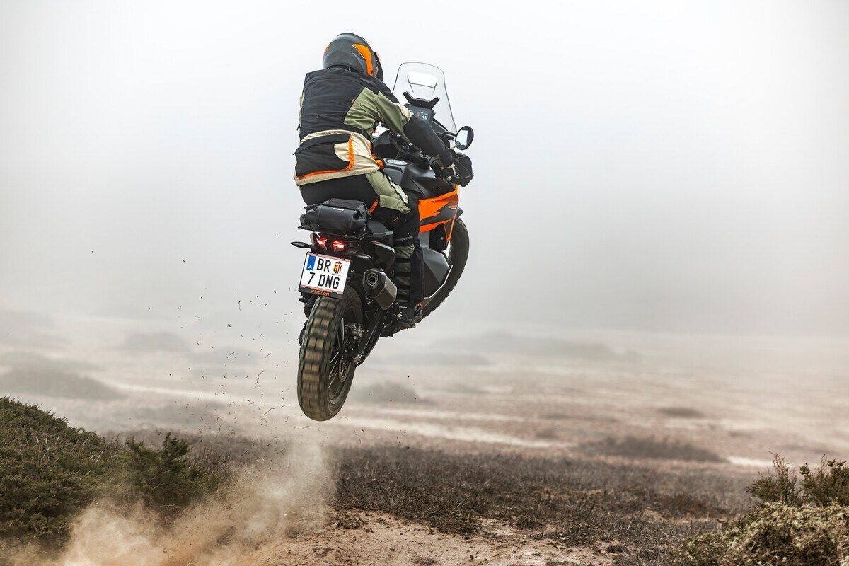 KTM 790 Adventure 2025: arrivano le sospensioni regolabili